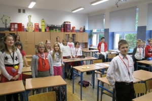 2018 11 09 Śpiewanie Hymnu Polski w klasach