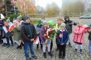 2018 11 09 Klasy I - IV pod pomnikiem