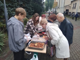 2022 10 16  Udział wolontariuszy z SP 5 w akcji Dnia Papieskiego